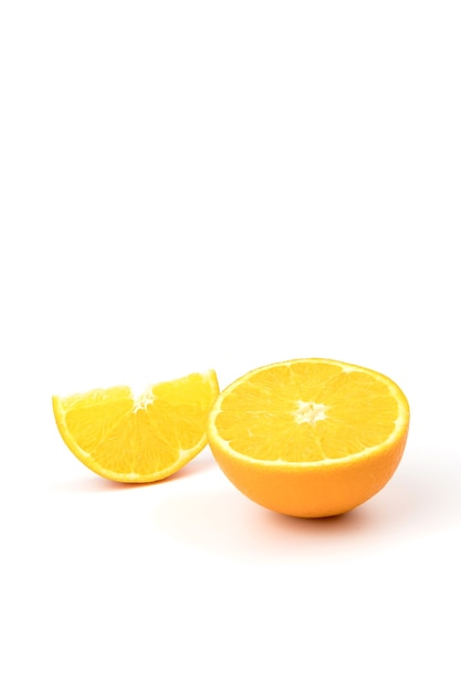 Orangenfrüchte lokalisiert auf einem weißen Hintergrund.
