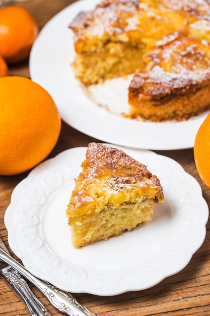 Orangenkuchen auf dem hölzernen Hintergrund