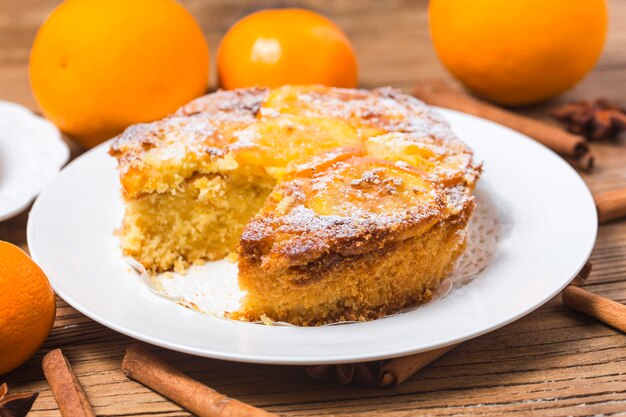 Orangenkuchen auf dem hölzernen Hintergrund