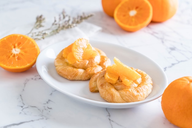 Orangenkuchen auf Teller