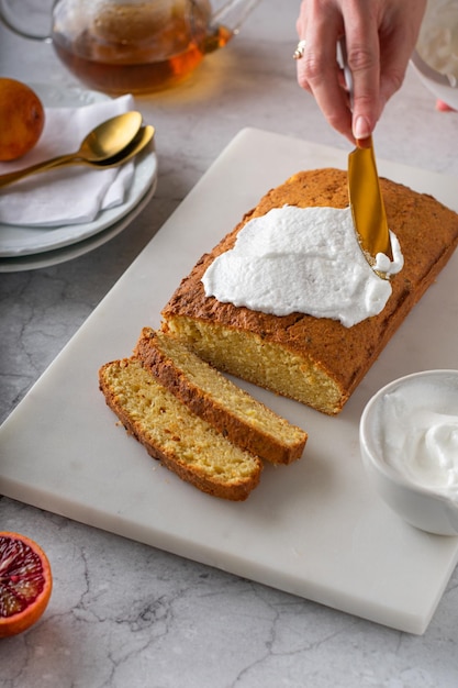 Orangenkuchen mit frischer Blutorange. Vertikal