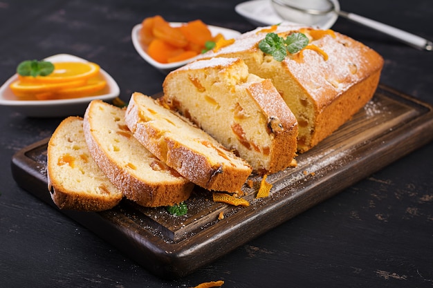 Orangenkuchen mit getrockneten Aprikosen und Puderzucker