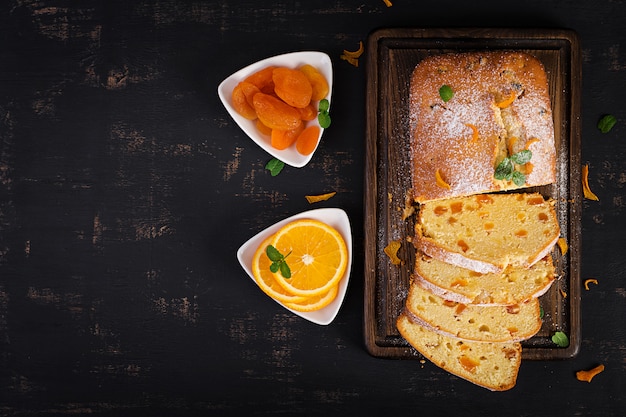 Orangenkuchen mit getrockneten Aprikosen und Puderzucker.