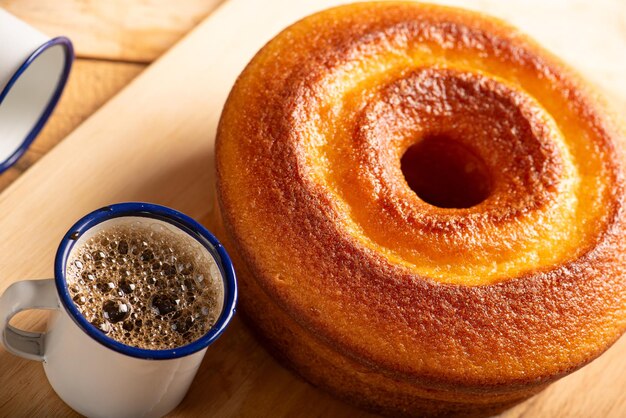 Orangenkuchen und eine Tasse Kaffee schöne Orangenkuche und eine Tasse Kaffee und Zubehör auf rustikaler Holzoberfläche dunkler Hintergrund selektiver Fokus