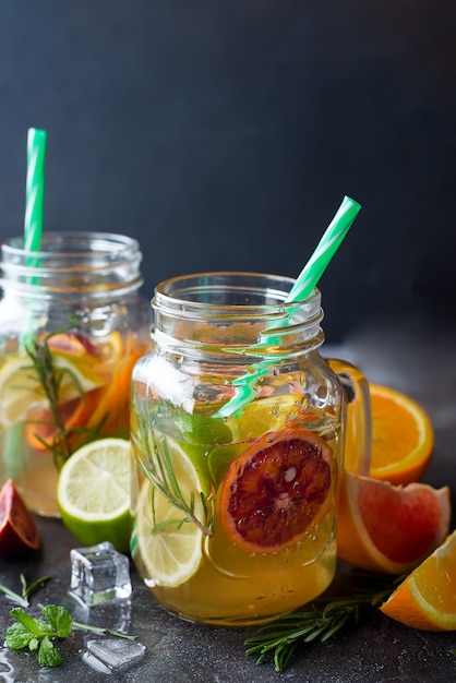 Orangenlimonade auf einem Glas