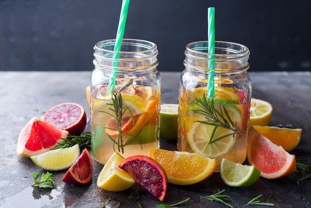 Orangenlimonade auf einem Glas