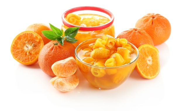 Orangenmarmelade mit Schale und Mandarinen, isoliert auf weiß