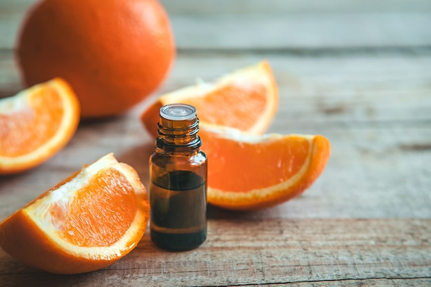 Orangenöl in einer kleinen Flasche. Selektiver Fokus. Essen.