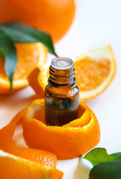 Orangenöl in einer kleinen Flasche. Selektiver Fokus. Essen.