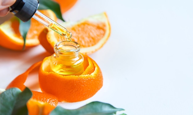 Orangenöl in einer kleinen Flasche. Selektiver Fokus. Essen.