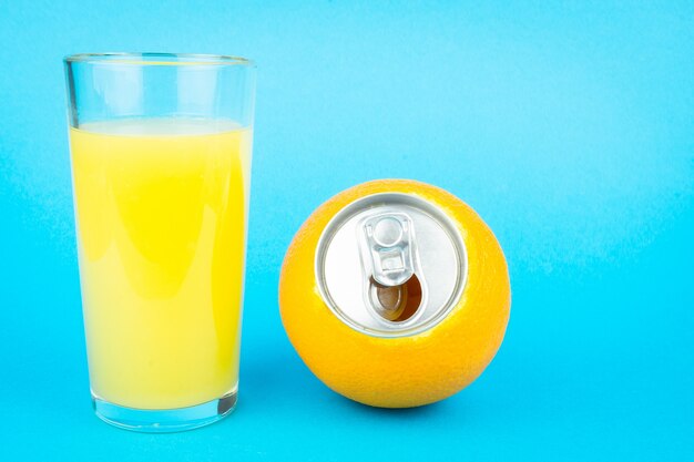 Orangensaft auf blauem Hintergrund