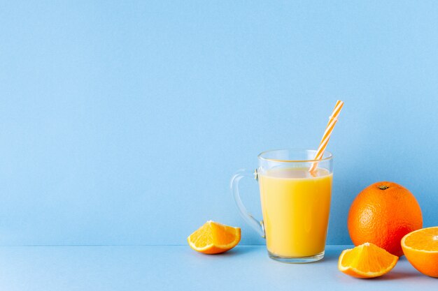 Orangensaft auf einem blauen Pastellhintergrund