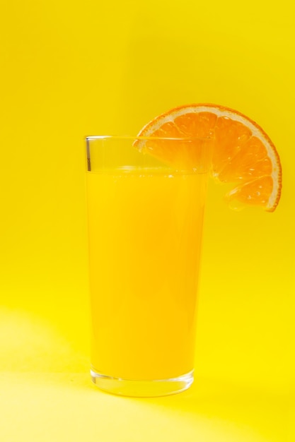Orangensaft auf gelbem Hintergrund