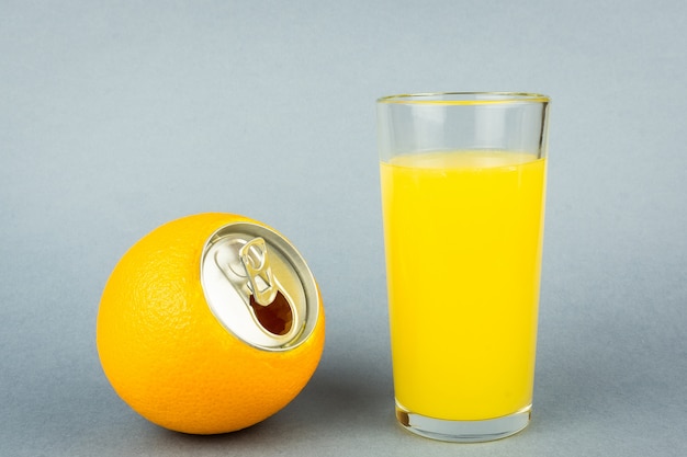 Orangensaft auf grauem Hintergrund