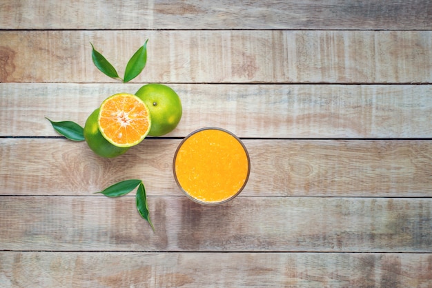 Orangensaft auf hölzernem Hintergrund, Draufsicht