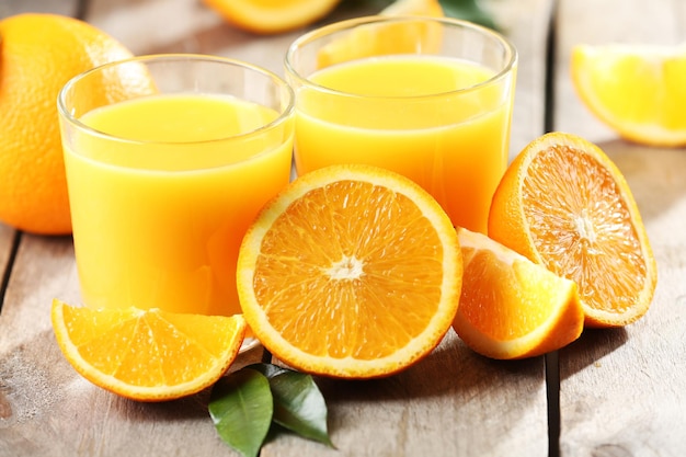 Orangensaft auf Tischnahaufnahme