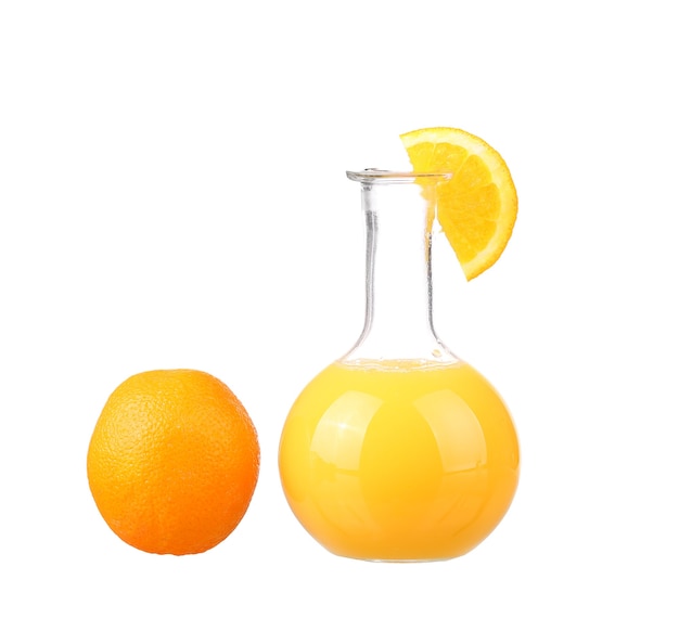 Orangensaft auf Weiß