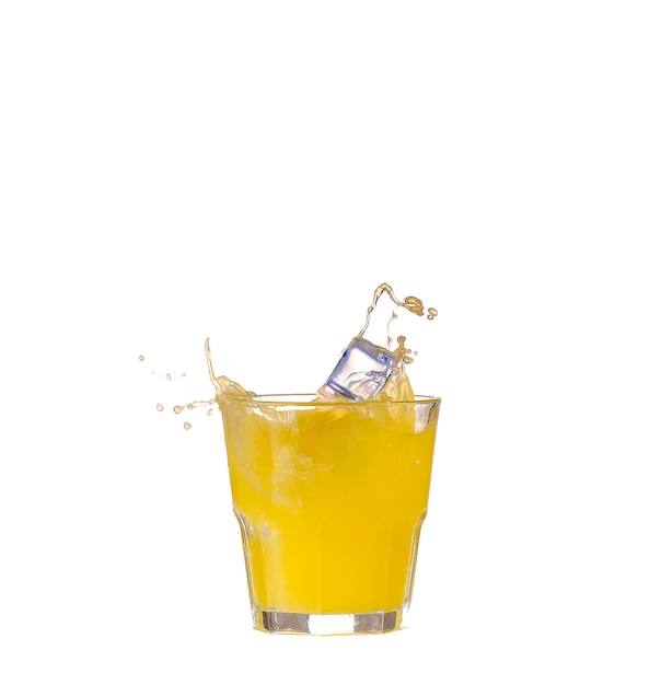 Orangensaft auf weißem Hintergrund