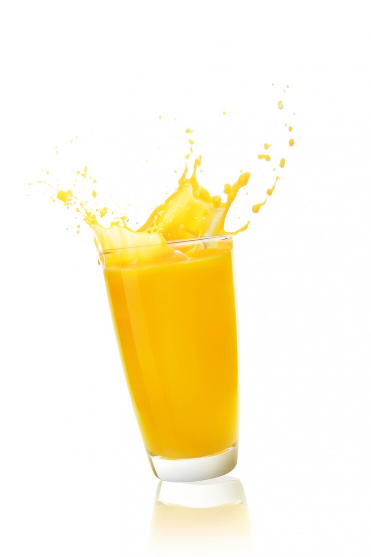 Foto orangensaft auf weißem hintergrund