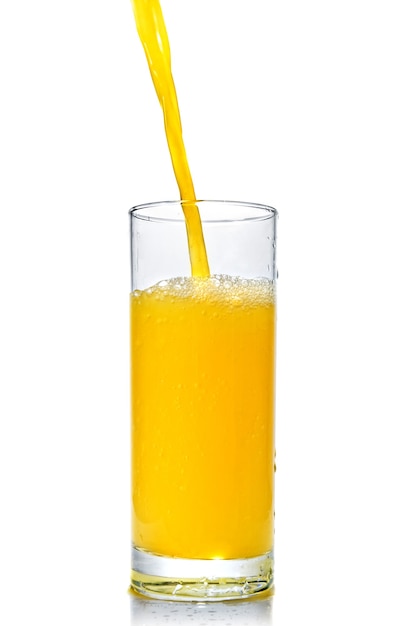 Orangensaft, der in Glas auf Weiß isoliert poring