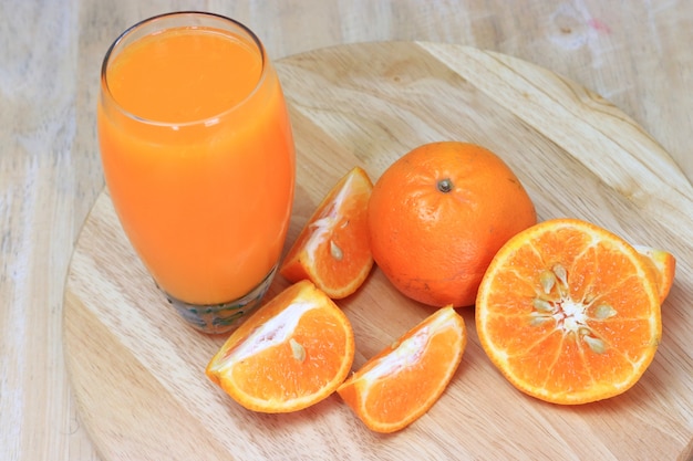 Foto orangensaft, frische orange, auf schneidebrett