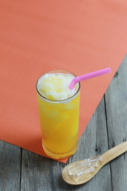 Orangensaft im Glas auf dem Tabellenboden.