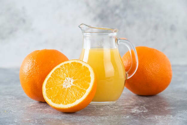 Orangensaft im Glas auf dem Tisch