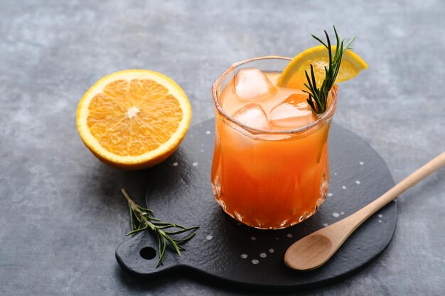 Orangensaft im Glas mit Rosmarin Selektiver Fokus und unscharfer Hintergrund