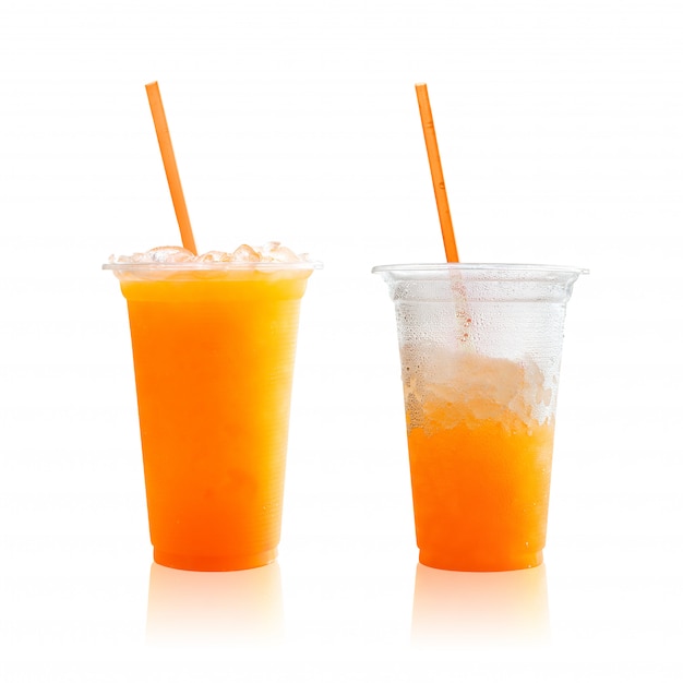 Orangensaft im Plastikglas lokalisiert auf weißem Hintergrund