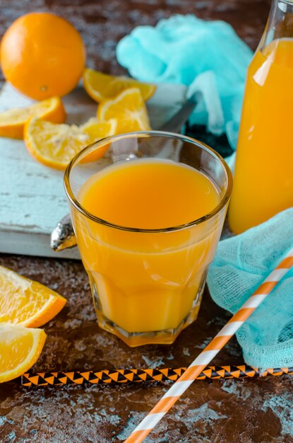 Orangensaft in ein Glas und Stücke