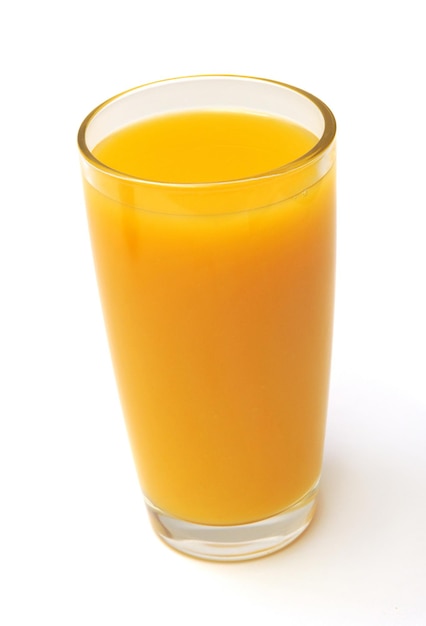 Orangensaft in einem Glas auf weißem Hintergrund