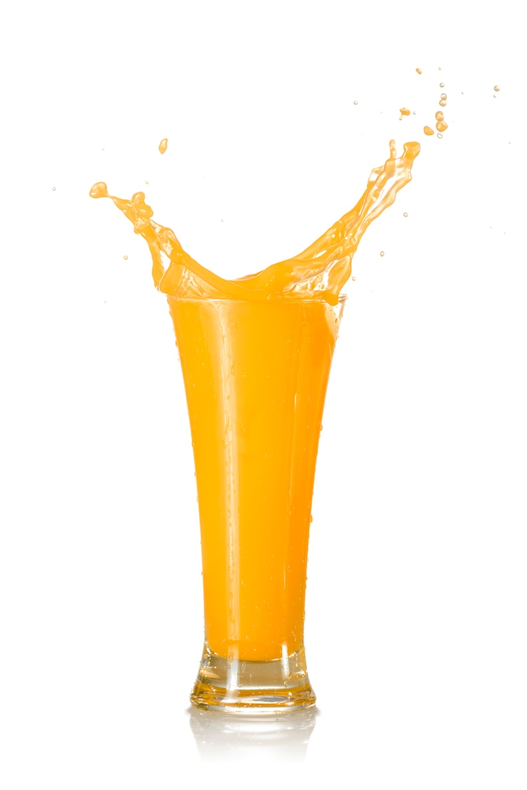 Foto orangensaft in einem glas lokalisiert auf weißem hintergrund