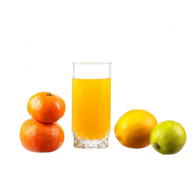 Orangensaft in einem Glas mit Limette, Orange, Mandarine