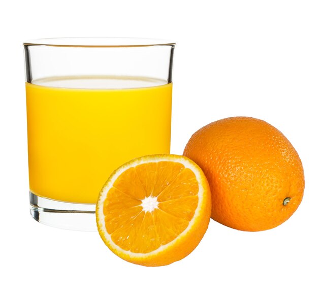 Orangensaft in einem Glas mit Orangen auf weißem Hintergrund