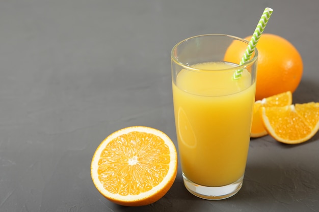 Orangensaft in einem Glas Orangen und Orangenscheiben auf dem Tisch