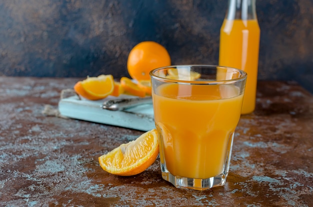 Orangensaft in einem Glas und in Stücken