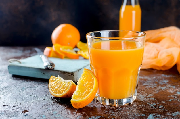 Orangensaft in einem Glas und in Stücken