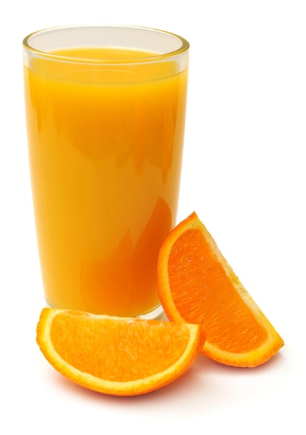 Orangensaft in einem Glas und Orangen auf weißem Hintergrund