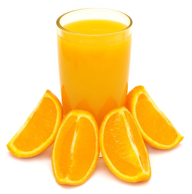 Orangensaft in einem Glas und Orangen auf weißem Hintergrund