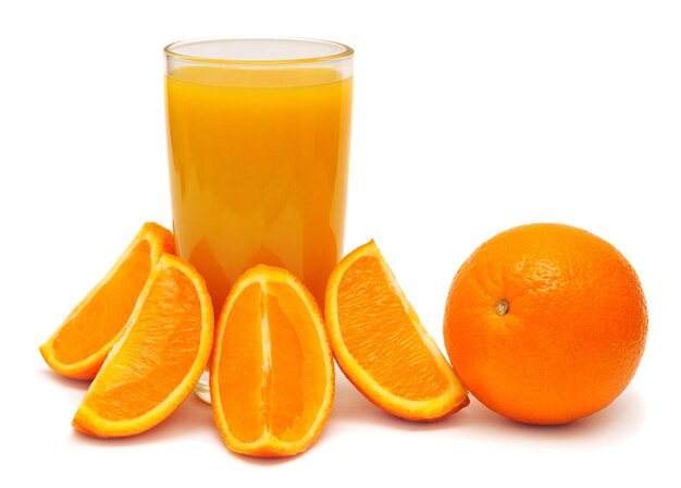 Orangensaft in einem Glas und Orangen auf weißem Hintergrund