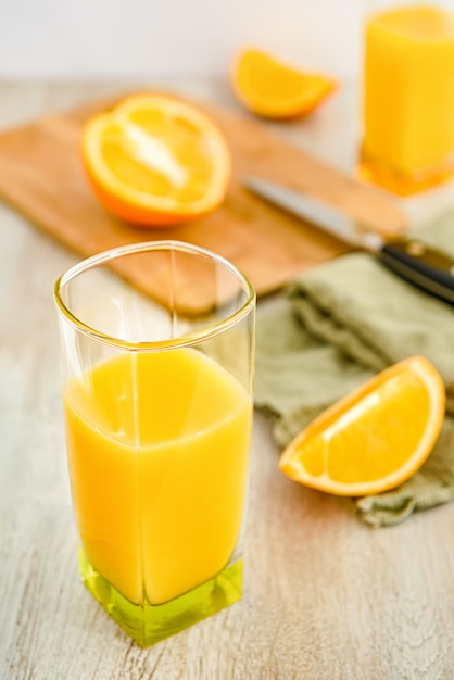 Orangensaft in einem Glas und Orangenscheiben