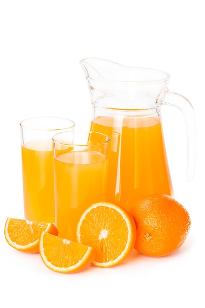 Orangensaft in einem Glaskrug isoliert auf weißem Hintergrund