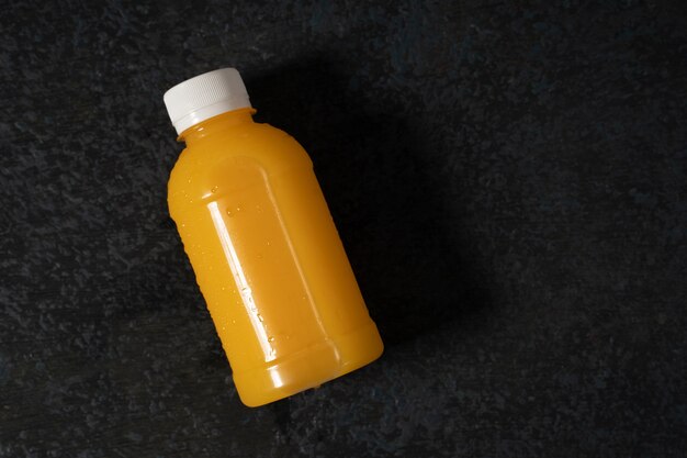 Orangensaft in Plastikflasche