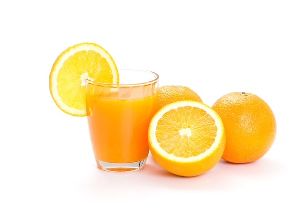 Orangensaft isoliert auf weiß