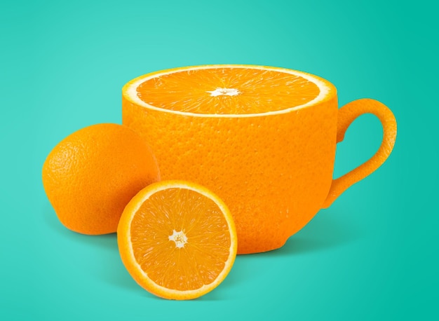 Orangensaft kreatives Konzept für Poster Flyer Banner Frischer Orangensaft oder Tee auf grünem Hintergrund