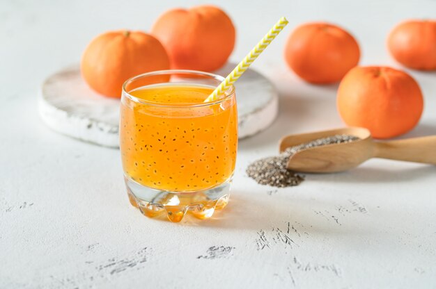 Orangensaft mit Basilikumsamen