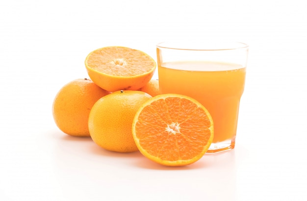 Orangensaft mit der Orange getrennt