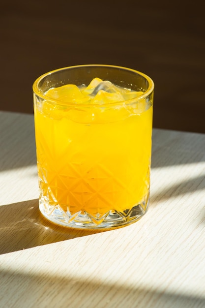 Orangensaft mit Eis im Glas