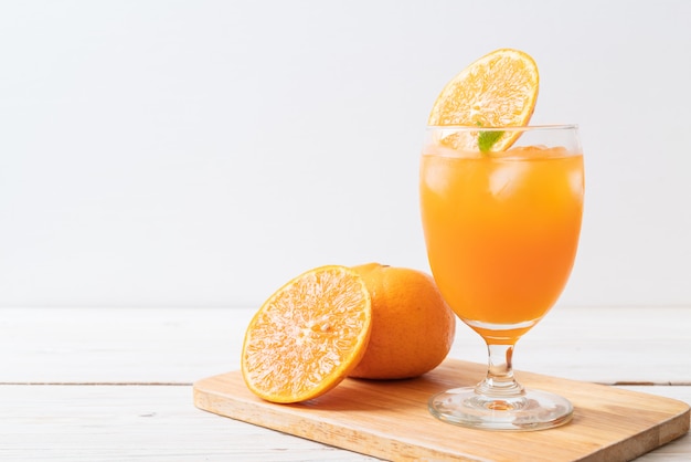 Orangensaft mit Eis