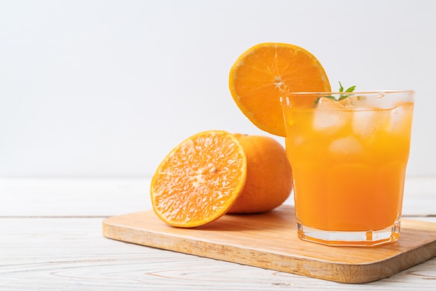 Orangensaft mit Eis